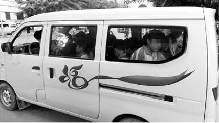 【小饭桌接孩子超载200% 刑拘算不算过分?