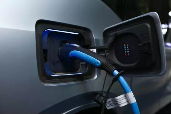 【图文】你以为给BMW i3充电很麻烦?