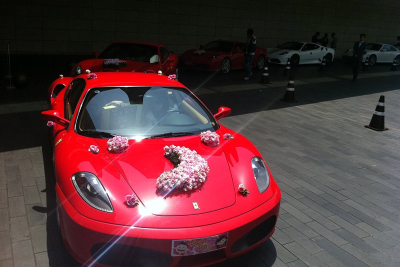 【租了法拉利当婚车,不会开有点尴尬!】车说万