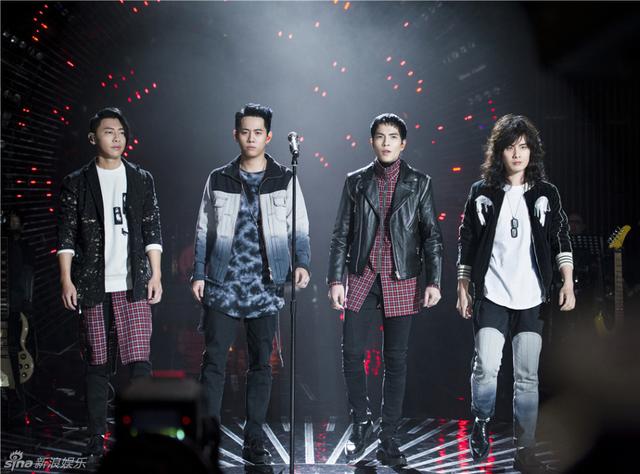 【萧敬腾亮相《我是歌手》,东风标致手拿合同