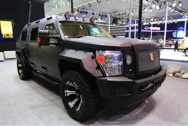 路霸:"装甲车"乔治巴顿vs"六脚怪兽"g63 amg