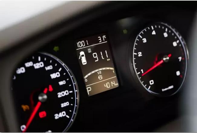 【为了测出荣威i6的油耗,西南吴彦祖把衣服都