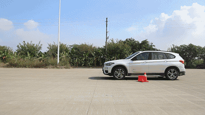 行车姿态美不美,全凭司机的大腿