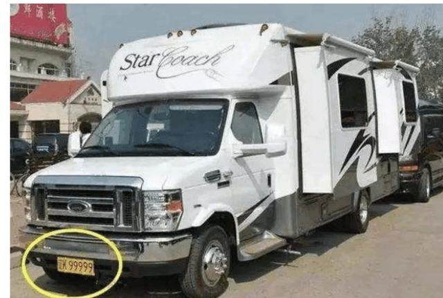 赵本山举办师徒聚会,门前几乎都是这个模样,停满了毕鱼乐-易起说-易车网