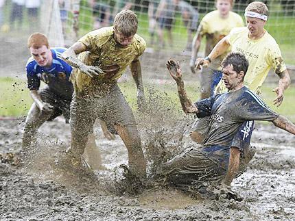 拒绝不man人生 足球小将SWM斯威X7泥地炫技