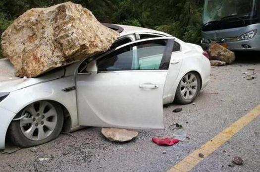 CRV被落石砸后严重变形,日系车真是 薄皮大馅?汽车大师-易起说-易车网