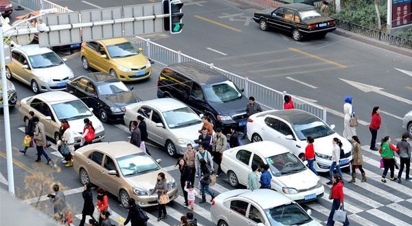 开车撞到闯红灯的行人,车主到底需要承担多少