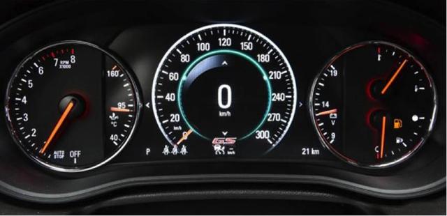 高配车型带有8英寸的液晶仪表盘,时速表的表底显示为300km/h,并且内部