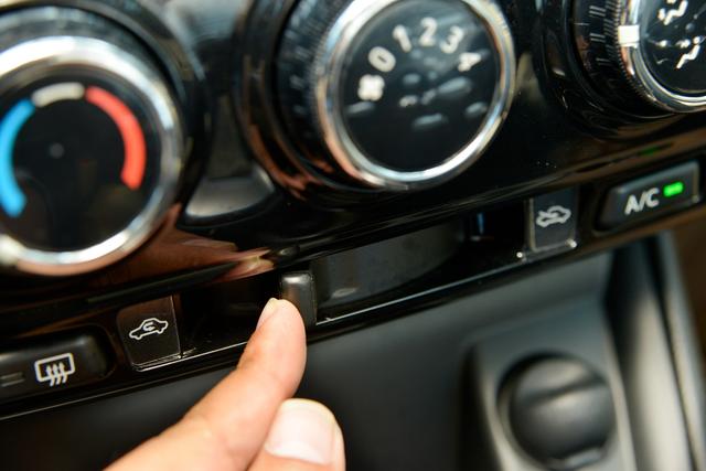 广汽丰田致享内饰粗糙,真皮缝线都是假的_行摄