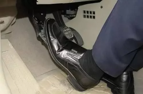 高速堵车?老司机都这样踩刹车，安全又省油!_玩车派_易车号-易车网