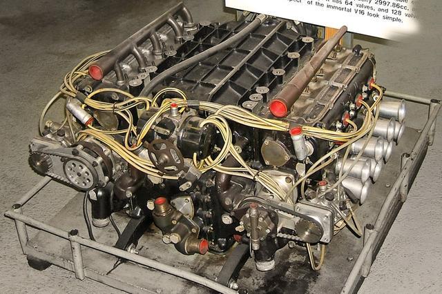 易车 正文 deltic是一款18缸,对置活塞式二冲程增压柴油机,三排六角