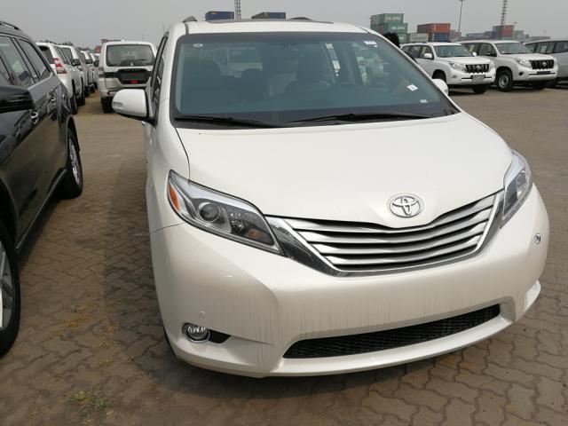 18款丰田塞纳四驱顶配年末活动狂甩_港口越野