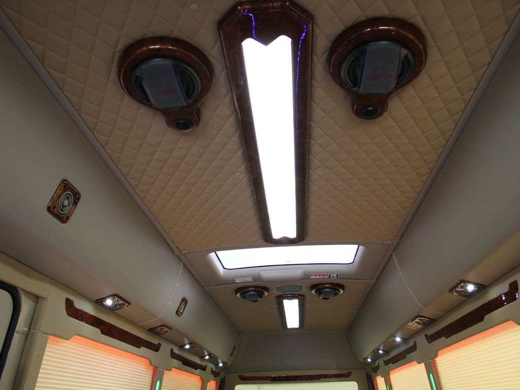 【17款丰田考斯特 12座改装房车 专卖店__丰田