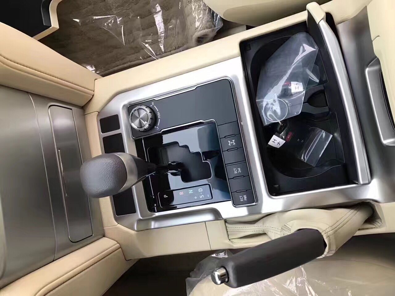 18款丰田酷路泽4000是丰田汽车旗下的大型SUV车型