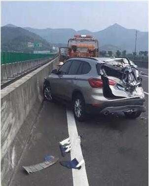 女子欲在大学聚会炫富, 借闺蜜宝马新车遭撞