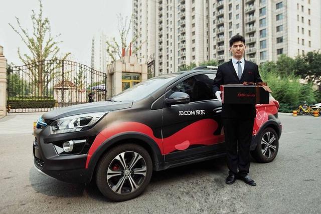 京东快递小哥要穿黑西装、带白手套、开豪车