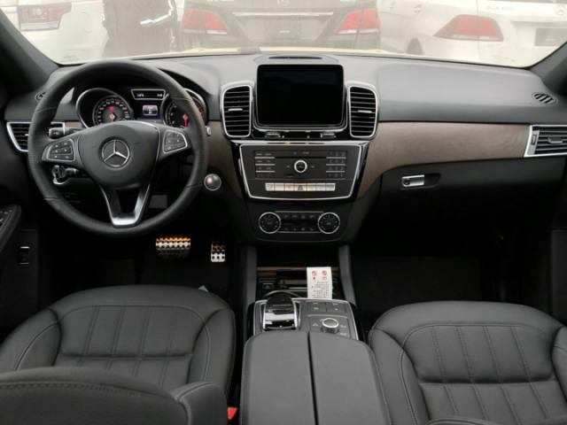 18款加版奔驰GLE400白色高配最低报价72万