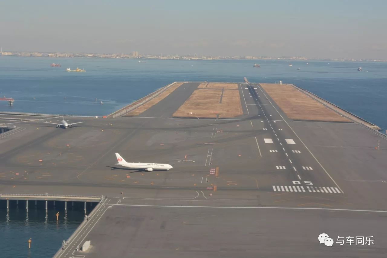 飞机收到降落批准,准备降落,可以看见羽田机场的飞机们了.