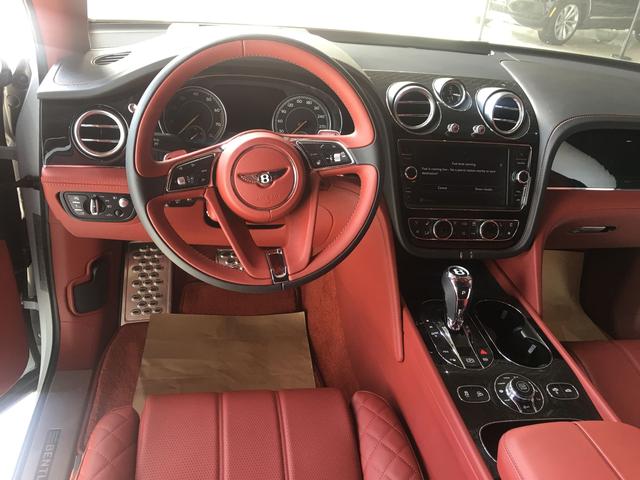 天津港18款宾利添越柴油4.0升V8车型现世 让豪车更省油！