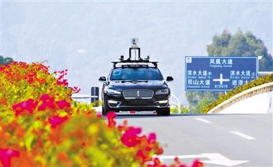 小马智行科技有限公司的科研人员研制的全自动无人驾驶汽车,正在南沙