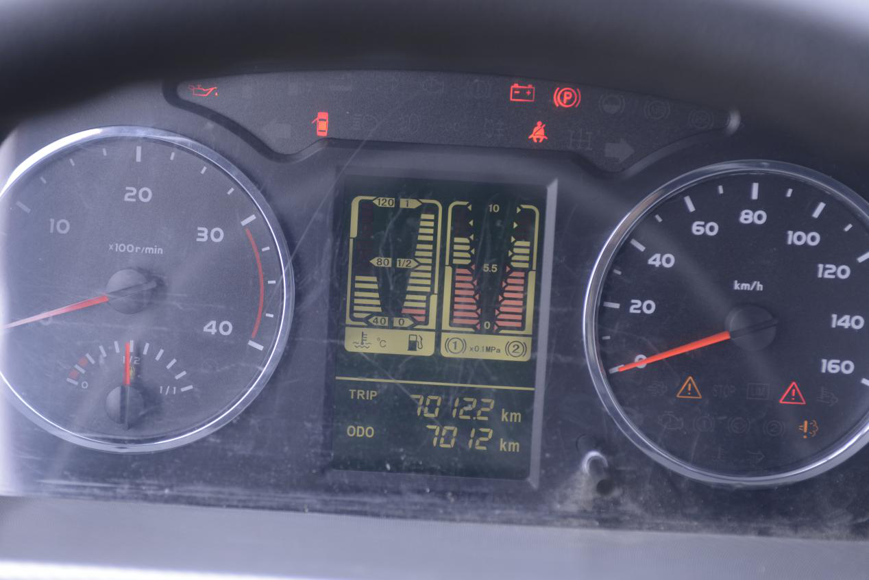 仪表盘也十分简洁,左侧是转速表和油量计数表;右侧则是车辆码表.