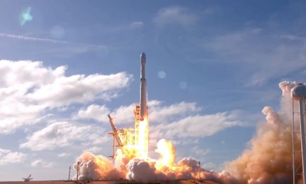 荒诞而有趣,特斯拉上天了!马斯克火箭送车上太空