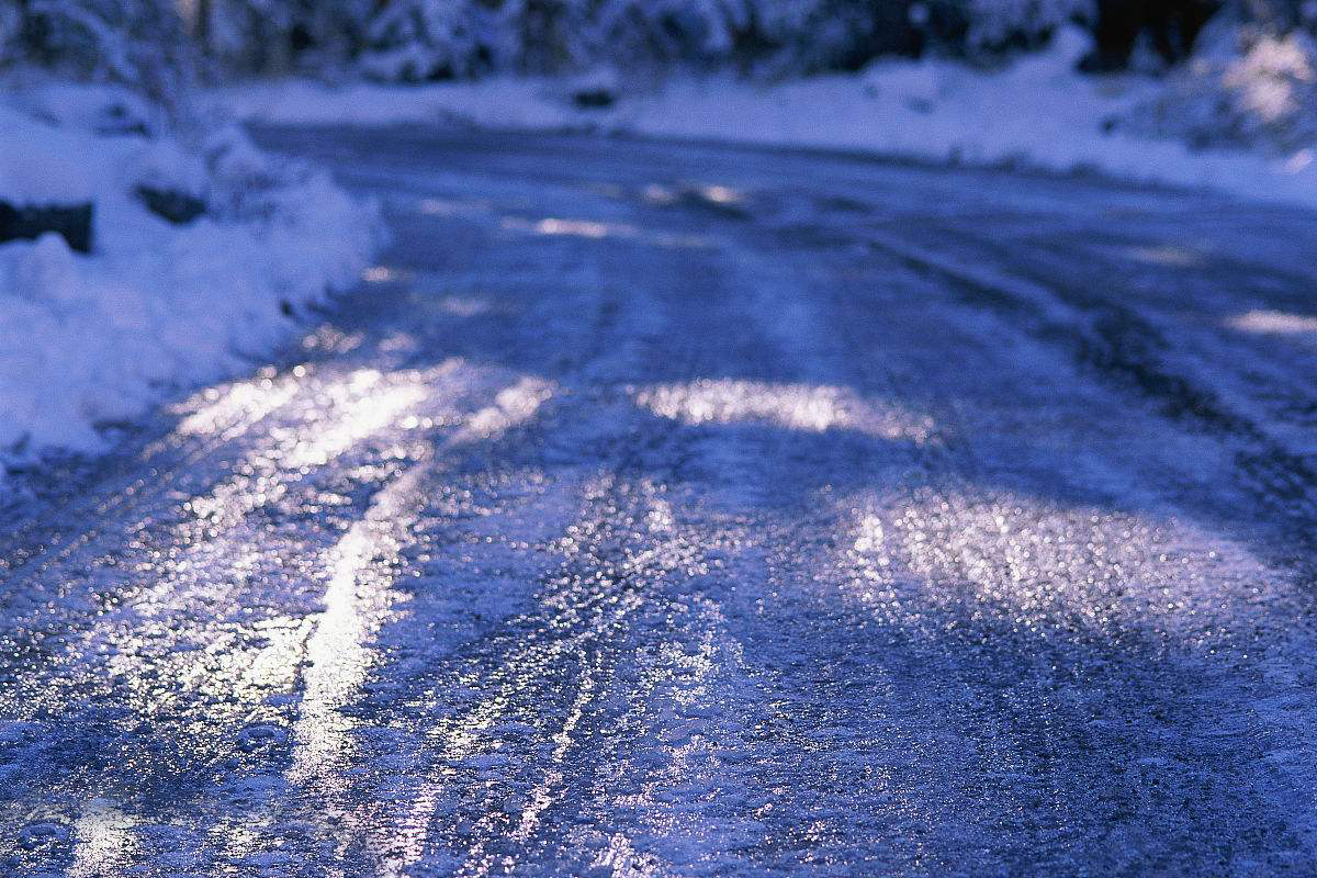 春节自驾注意:有一种冰雪路叫暗冰,比积雪还危险