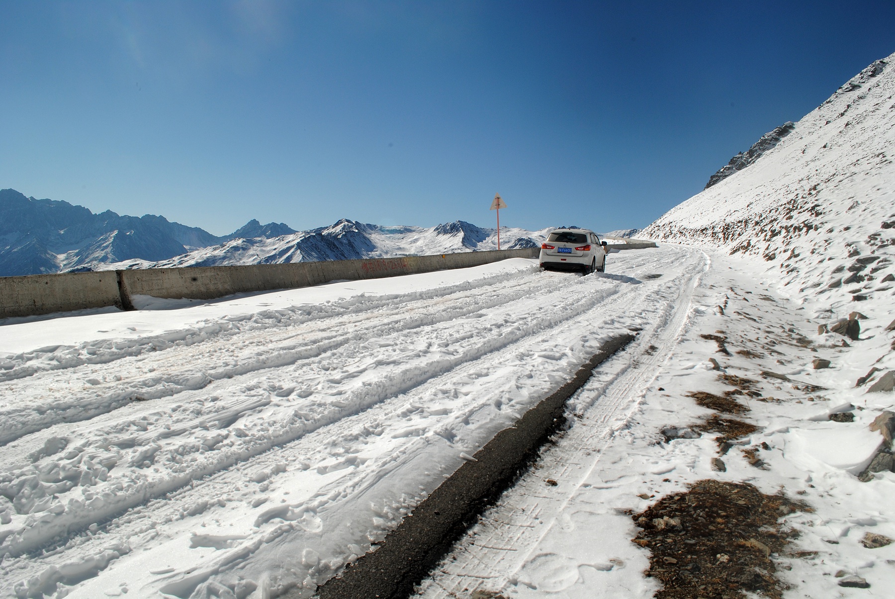 春节两驱劲炫挑战巴朗山老路，积雪厚度达30厘米