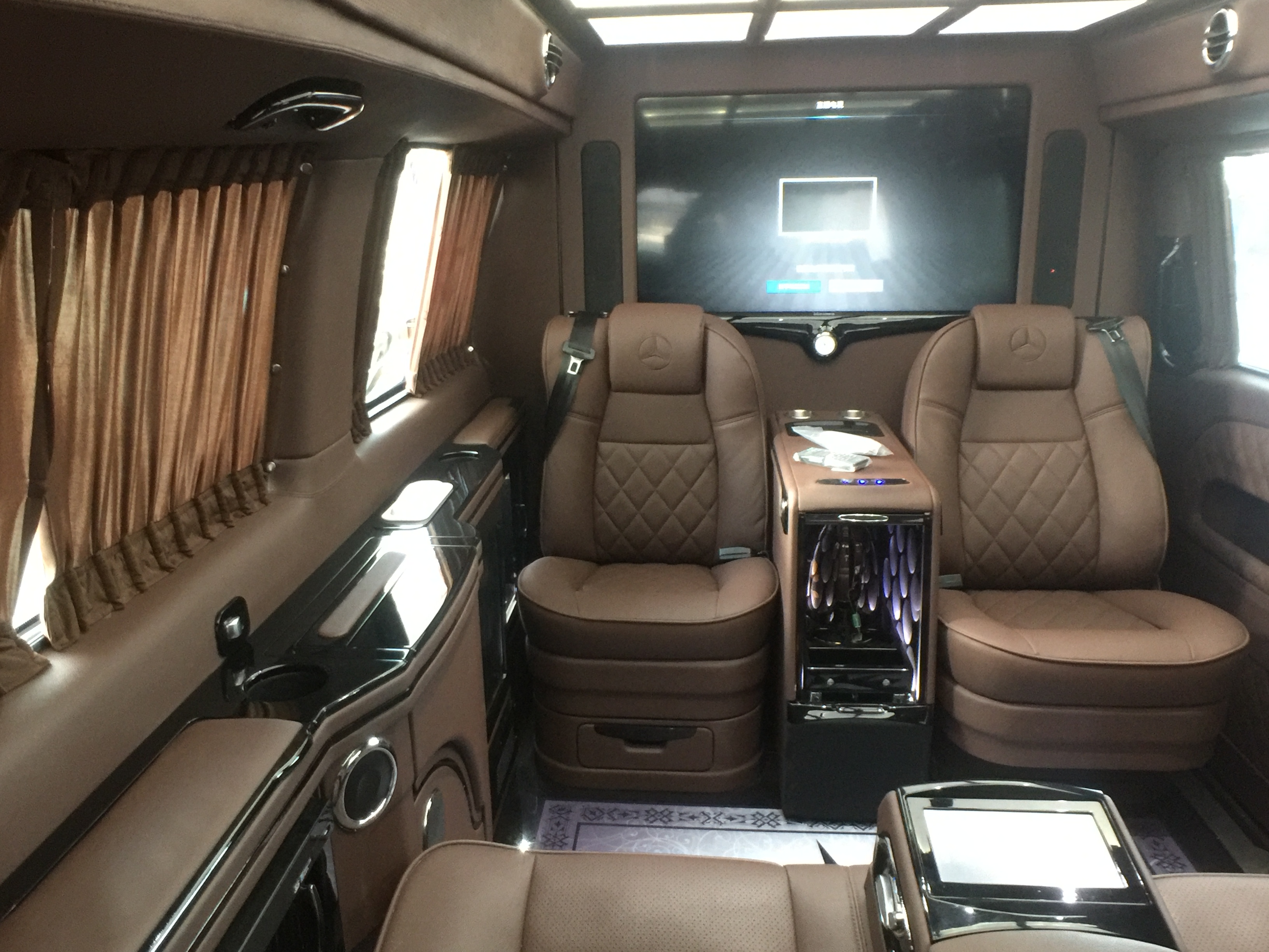 新奔驰威霆高顶商务房车