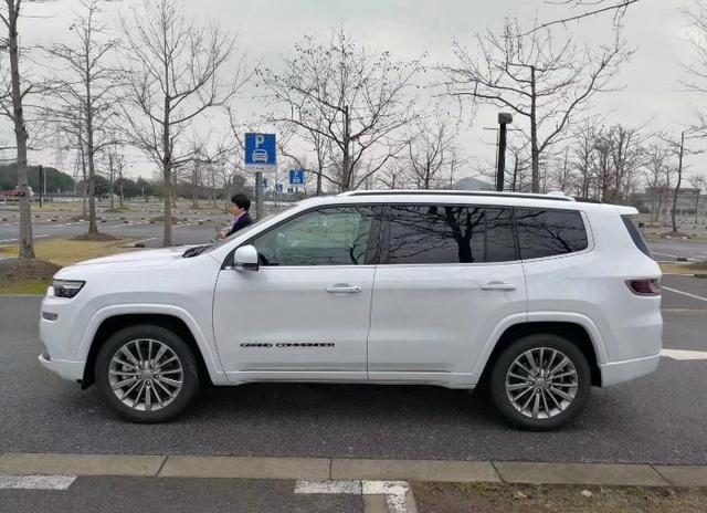 剑指汉兰达的jeep指挥官实车曝光:车长4.8米