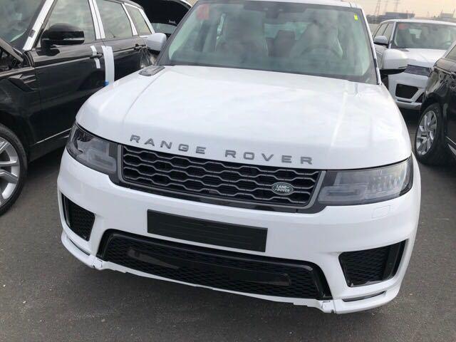 2018款路虎揽胜运动采用双辐式进气格栅更具