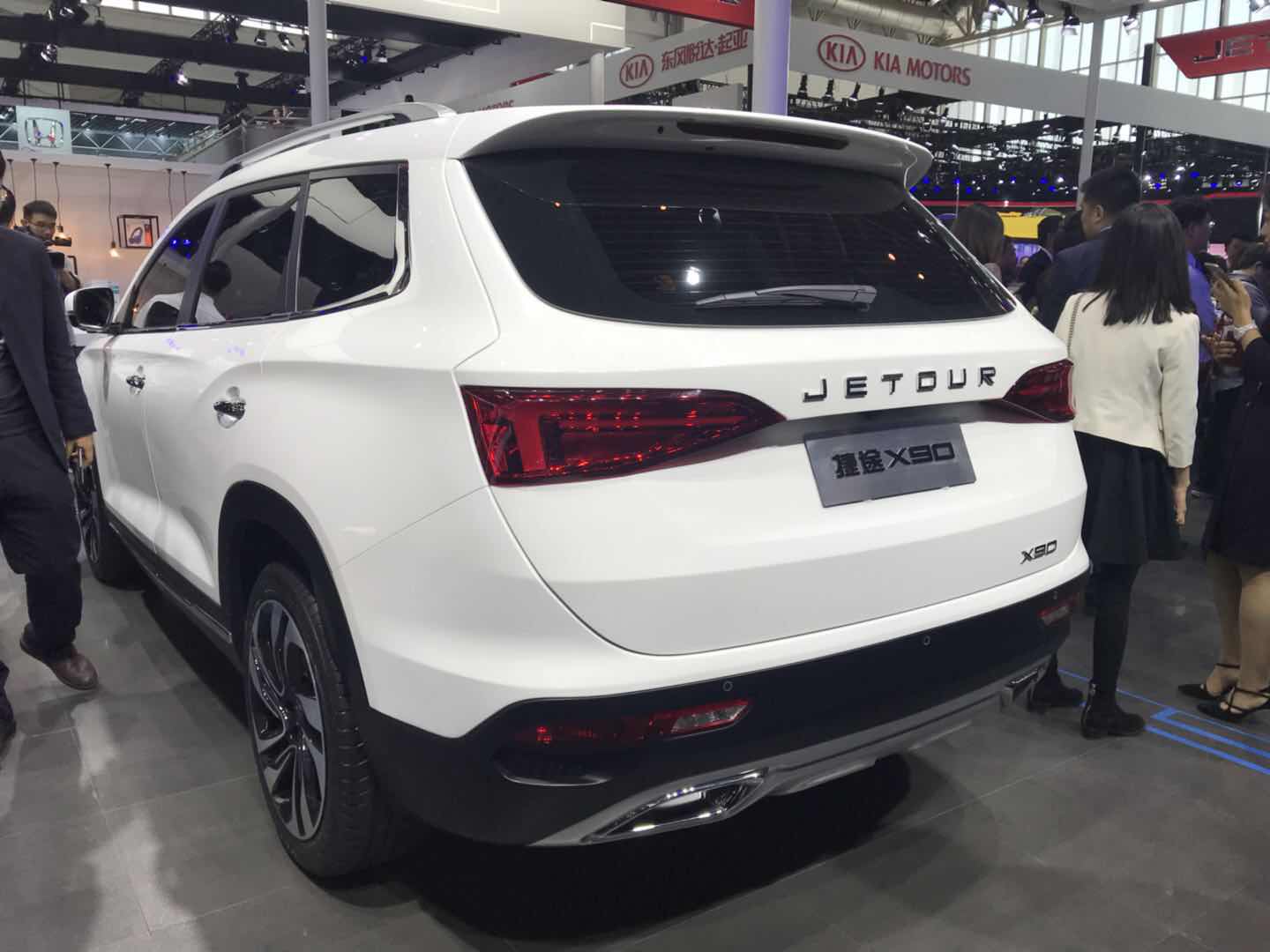 捷途带来了产品序列的第二款车型X90