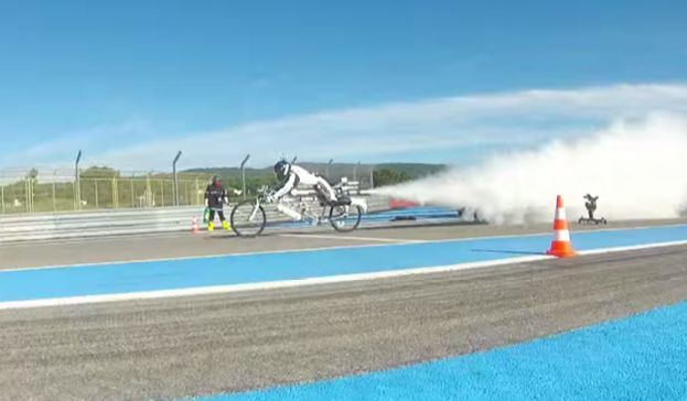 驾火箭自行车创世界纪录的法国人Francois Gissy