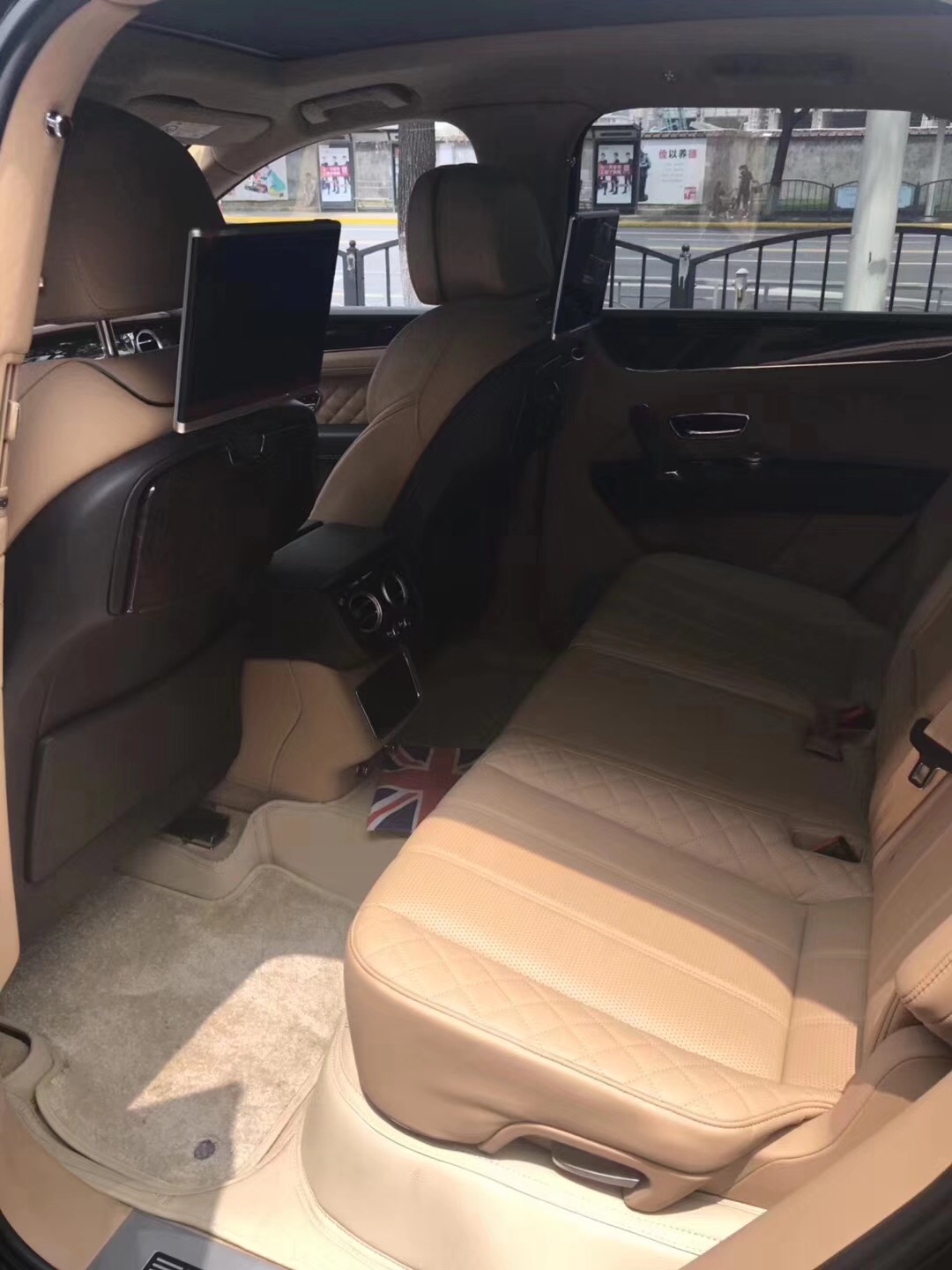 公路上的游艇-宾利添越First Edition限量版