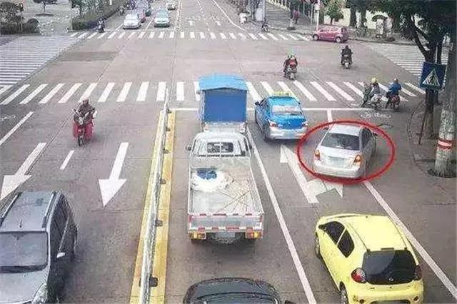 绿灯不走算是不按导向车道行驶吗 w640_h426_5e24be5cac624d4290c292bc6159d075.jpeg