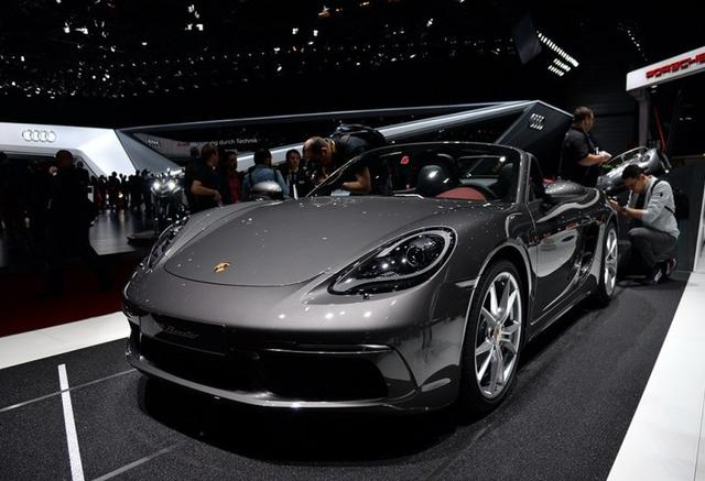 手握60万不买宝马5系,这车比百万奔驰更耀眼,