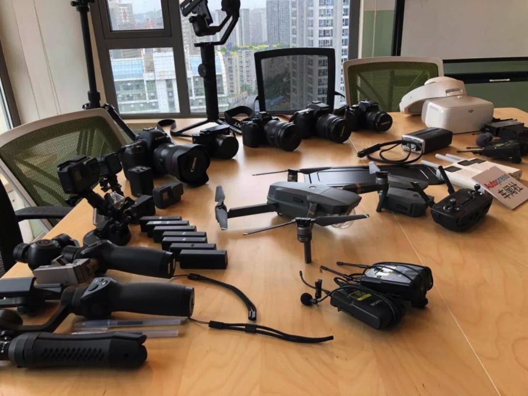 揭秘自媒体行业视频团队背后的贵、重设备