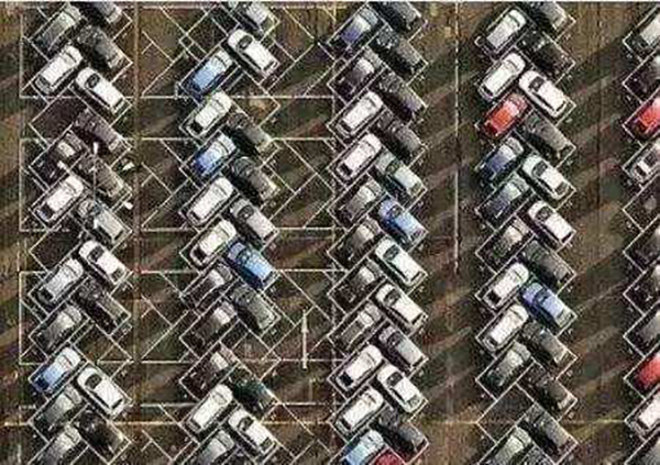 看看小日本设计的停车位,还真有两下子