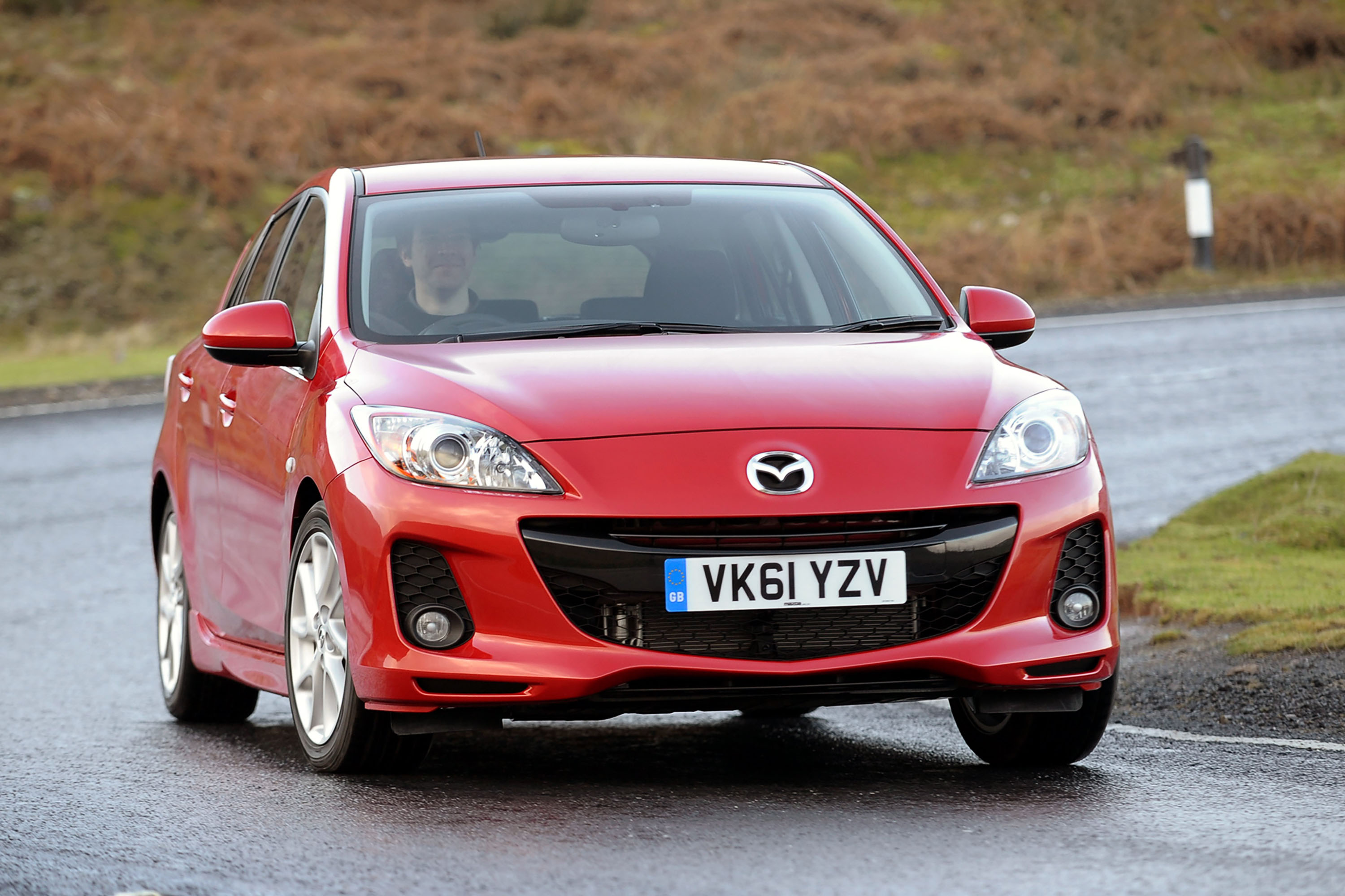 没顶汽车后边一根烟猜成语_一根烟图片(3)