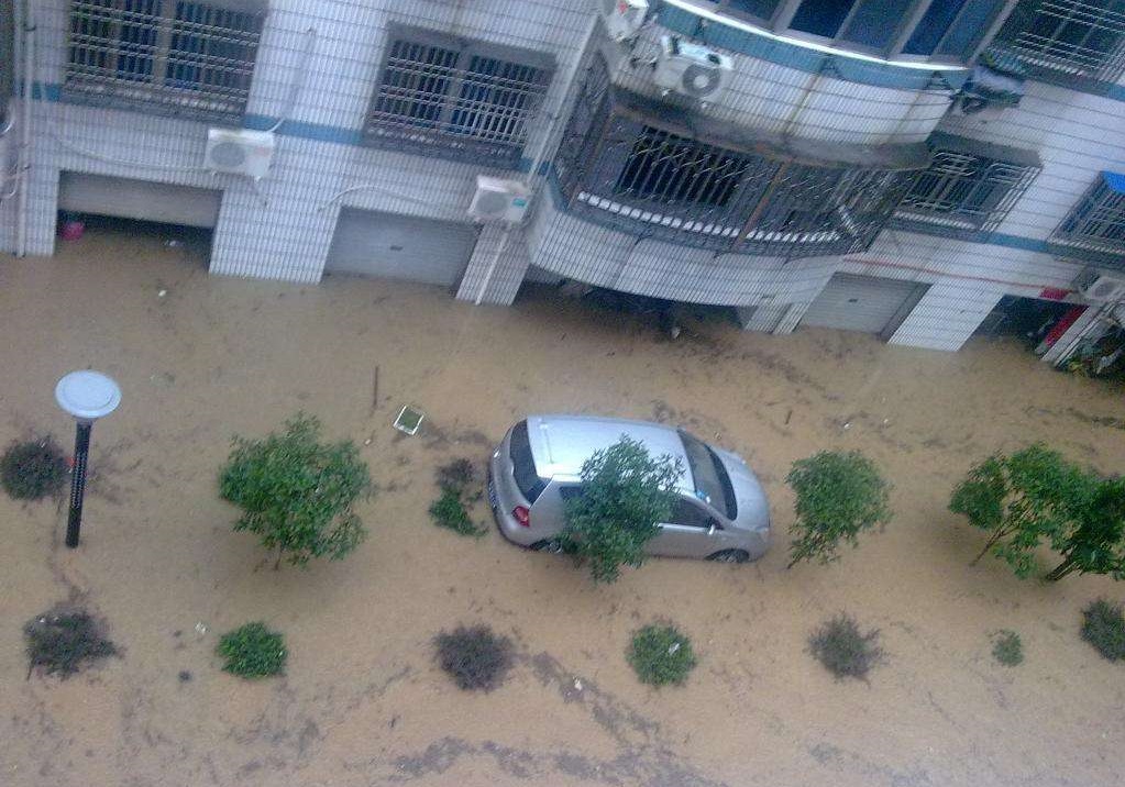下暴雨时，为什么很多车主宁愿车被淹也不把车开走?网友:不要开