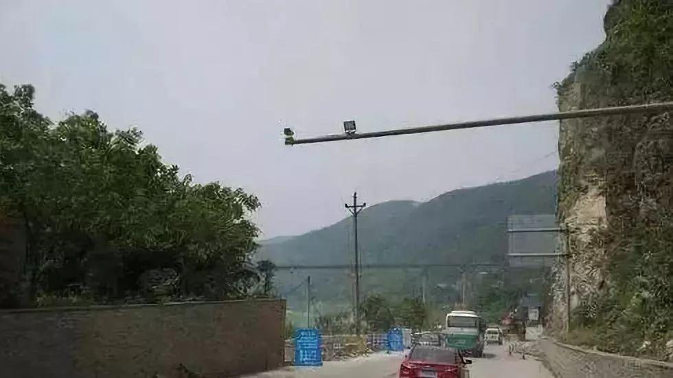 教你辨认马路上的电子摄像头,从此再也不怕被