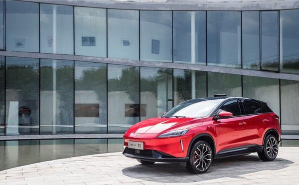 电动车新势力!小鹏G3实车现身北京,红车比特斯