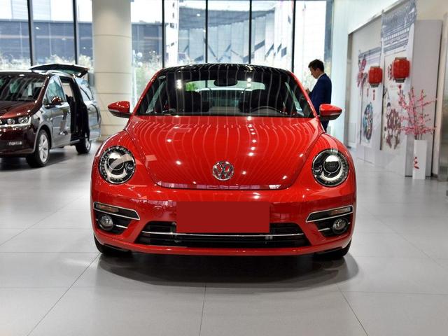 大众最有名的车型有哪几款?首先想到的就是高尔夫、Passat、Jetta,当然诞生在中国市场的朗逸,现在也有着响当当的名号。其实除了那几款车型以外,甲壳虫也是大众历史上很重要的一款知名车型,曾经也是大众的支柱车型。最早诞生于1938年,距今已有80年的历史,截止到2009年,全球累计销量已经超过了2200万辆,在所有大众车型里,累计销量仅次于高尔夫,比Passat还多一些。 甲壳虫具有可爱俏皮的外观造型,也是大众最有设计感,甚至可以说最漂亮的一款车,深得年轻人的喜爱,女性消费者尤其喜欢。在国内市场,曾经