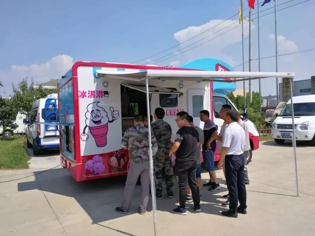 移动的冰淇淋商店!国产依维柯c型冰淇淋房车!