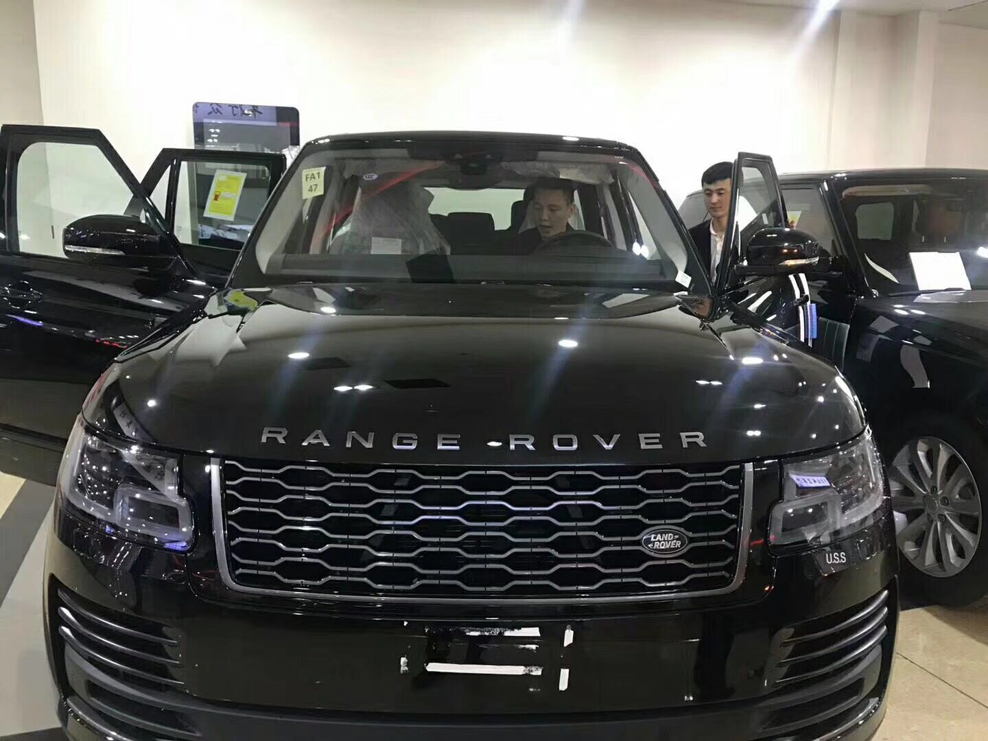 路虎 揽胜行政3.0汽油美规 圣托里尼黑 黑 HSE