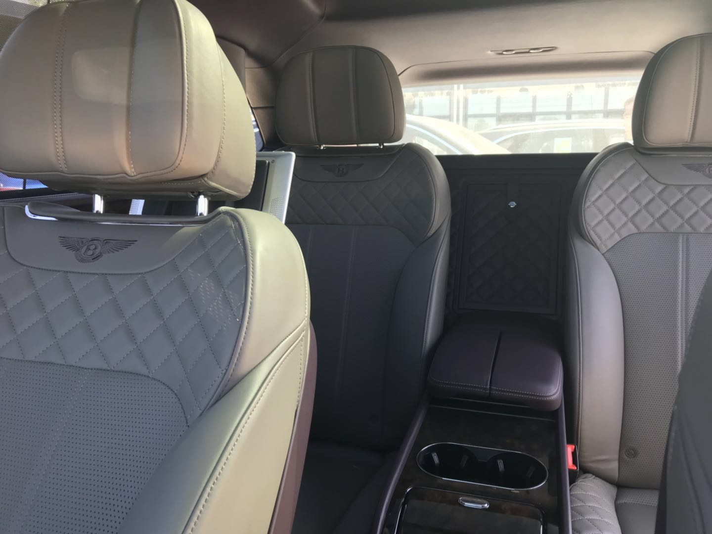 18款欧版宾利添越4.0柴油特殊颜色更加尊贵优