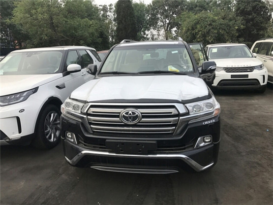 全新丰田兰德酷路泽4500柴油版依旧保持了硕