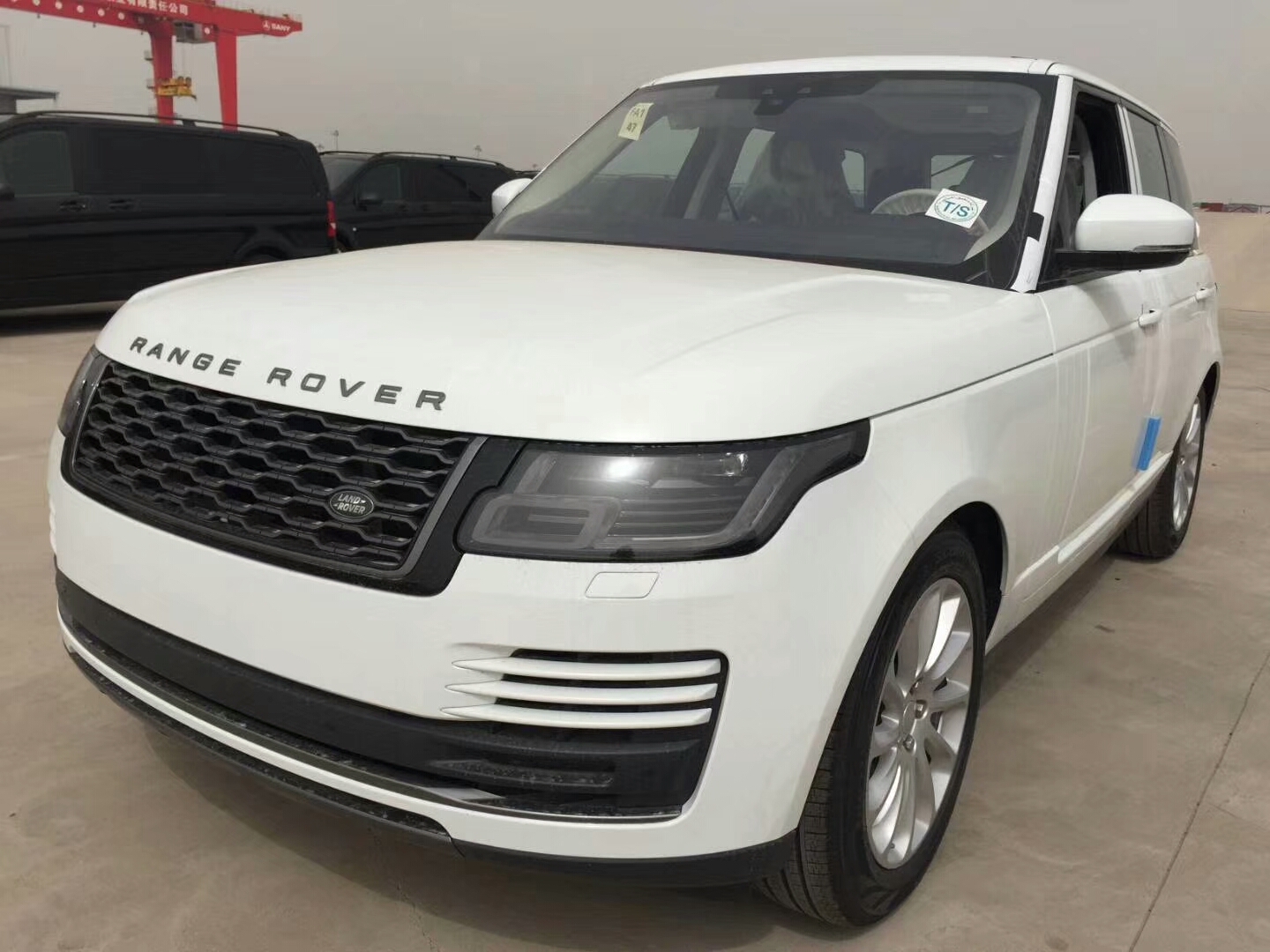 18款路虎揽胜行政3.0T更具时尚气息