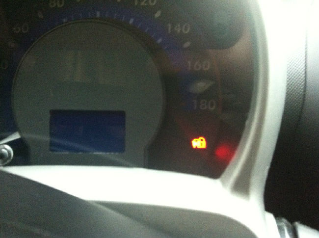 比亚迪f0仪表盘上这个图标整天一闪一闪的,正