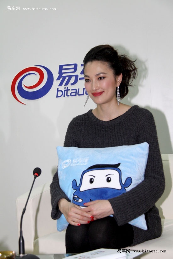 哈飞美女车模专访图片